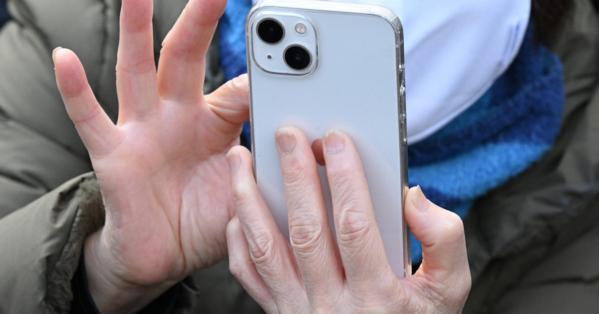 街頭演説で候補者に向けられるスマートフォン＝堺市北区で2026年1月27日午前10時29分、大西岳彦撮影