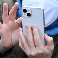 街頭演説で候補者に向けられるスマートフォン＝堺市北区で2026年1月27日午前10時29分、大西岳彦撮影
