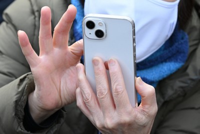 街頭演説で候補者に向けられるスマートフォン＝堺市北区で2026年1月27日午前10時29分、大西岳彦撮影