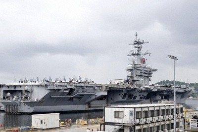 米海軍横須賀基地に寄港した原子力空母エーブラハム・リンカーン＝2022年、神奈川県横須賀市