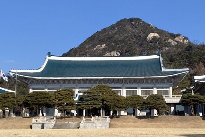 韓国の大統領府「青瓦台」＝ソウル市で2025年2月、福岡静哉撮影