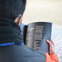 春から通う専門職大学のパンフレットに目を通す陸さん（仮名）。「学びたい」との志を支える政治になってほしいと願う＝大阪府豊中市で2026年1月25日午後4時15分、藤河匠撮影