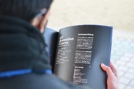 春から通う専門職大学のパンフレットに目を通す陸さん（仮名）。「学びたい」との志を支える政治になってほしいと願う＝大阪府豊中市で2026年1月25日午後4時15分、藤河匠撮影