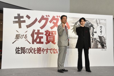 「キングダム」コラボのプロジェクトをPRする山口祥義知事（左）と本郷奏多さん＝佐賀市で2026年1月27日午前11時32分、成松秋穂撮影