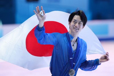 笑顔で観客に手を振りながらリンクを周る4大陸選手権3位の山本草太選手＝中国・北京の国家体育館で2026年1月25日、吉田航太撮影
