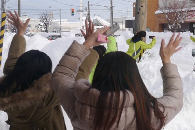 厳しい寒さの中、選挙カーに乗った候補者を見送る支援者ら＝札幌市東区で2026年1月27日午前10時17分、水戸健一撮影