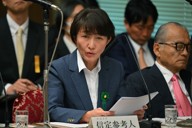 「私は地獄が続きます」と参院の財政金融委員会で訴えるスルガ銀行不正融資被害者同盟の信定ひとみさん＝国会内で2026年1月22日午後1時25分、手塚耕一郎撮影