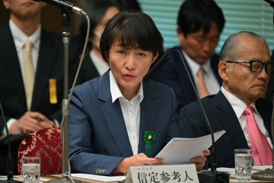 「私は地獄が続きます」と参院の財政金融委員会で訴えるスルガ銀行不正融資被害者同盟の信定ひとみさん＝国会内で2026年1月22日午後1時25分、手塚耕一郎撮影