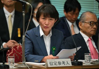 「私は地獄が続きます」と参院の財政金融委員会で訴えるスルガ銀行不正融資被害者同盟の信定ひとみさん=国会内で2026年1月22日午後1時25分、手塚耕一郎撮影