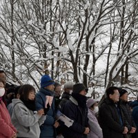 衆院選が公示され、木の枝に雪が残る中、候補者の演説を聞く有権者ら＝山形県南陽市で2026年1月27日、竹内幹撮影