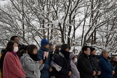 衆院選が公示され、木の枝に雪が残る中、候補者の演説を聞く有権者ら＝山形県南陽市で2026年1月27日、竹内幹撮影