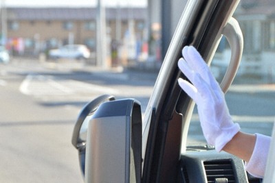 街宣車から手を振って支持を呼びかける候補者＝群馬県吉岡町内で2026年1月27日、庄司哲也撮影