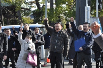 衆院選候補者の出陣式で「勝つぞ」と唱和する支援者ら＝千葉県市川市で2026年1月27日、平塚雄太撮影