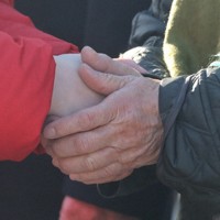 支援者と握手をする候補者（左）＝座間市で2026年1月27日、清水夏妃撮影