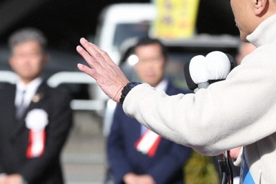 出陣式で決意表明する立候補者＝山梨県内で2026年1月27日、野田樹撮影