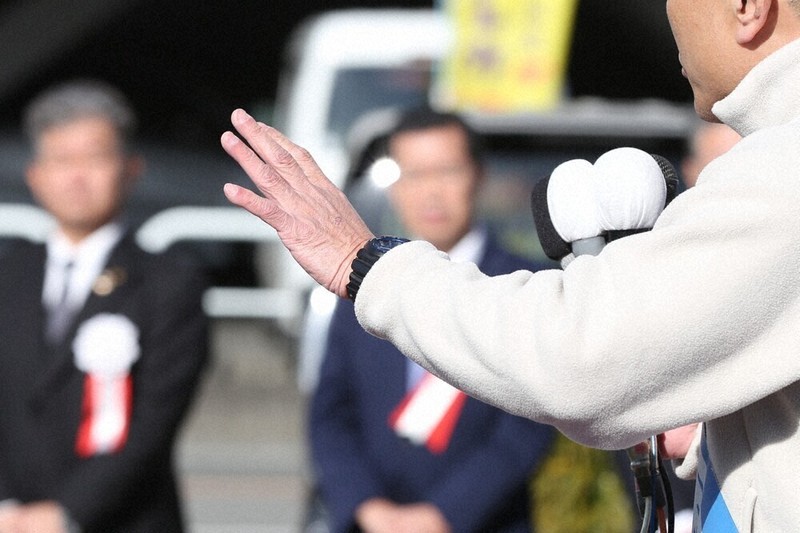 出陣式で決意表明する立候補者＝山梨県内で2026年1月27日、野田樹撮影