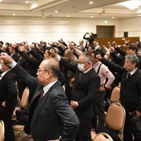 出陣式で気勢を上げる支援者たち＝長野県内で2026年1月27日、鈴木英世撮影