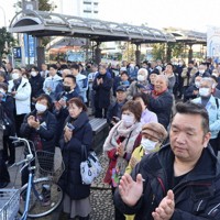 候補者の第一声に拍手を送る支持者ら＝静岡県三島市の三島駅南口で2026年1月27日、石川宏撮影