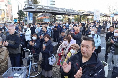 候補者の第一声に拍手を送る支持者ら＝静岡県三島市の三島駅南口で2026年1月27日、石川宏撮影