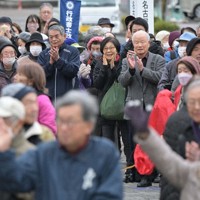 衆院選が公示され、候補者に拍手を送る有権者たち＝名古屋市守山区で2026年1月27日、山崎一輝撮影