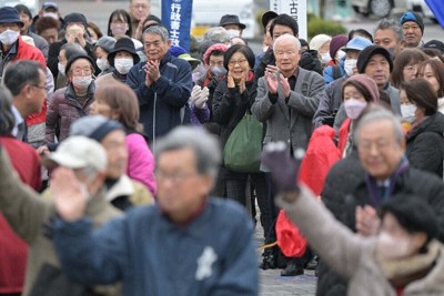 衆院選が公示され、候補者に拍手を送る有権者たち＝名古屋市守山区で2026年1月27日、山崎一輝撮影
