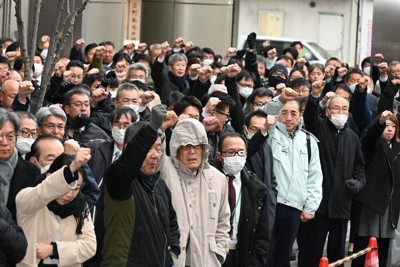 拳を振り上げる支援者ら＝和歌山市で2026年1月27日、藤木俊治撮影