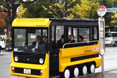 グリーンスローモビリティの実証運行の様子＝和歌山市で2025年11月、安西李姫撮影