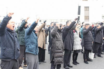 選挙戦の勝利を誓い拳を突き上げる支持者ら＝岡山市で2026年1月27日、石川勝己撮影