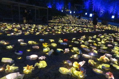 斜面に沿って2400個の「あかりのうつわ」が並ぶ長門湯本温泉の「うたあかり」＝山口県長門市長門湯本で2026年1月16日午後5時55分、杉山恵一撮影