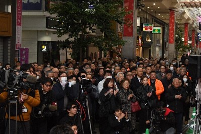 候補者の訴えに耳を傾ける支援者たち＝松山市で2026年1月27日、狩野樹理撮影