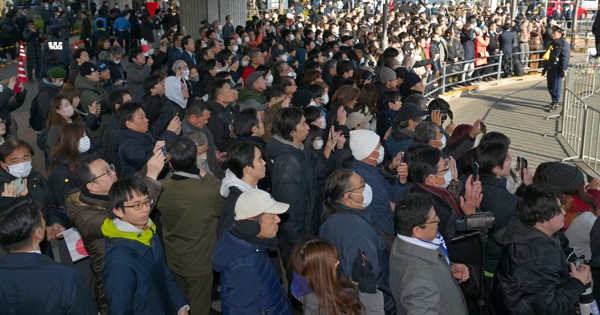 衆院選が公示され、政党代表の街頭演説に集まった多くの有権者たち＝東京都千代田区で2026年1月27日午前10時2分、渡部直樹撮影