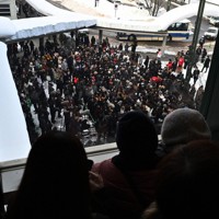 自民党の高市早苗総裁の街頭演説には開始前から大勢の人たちが集まった＝札幌市手稲区で2026年1月28日午後1時33分、宮間俊樹撮影