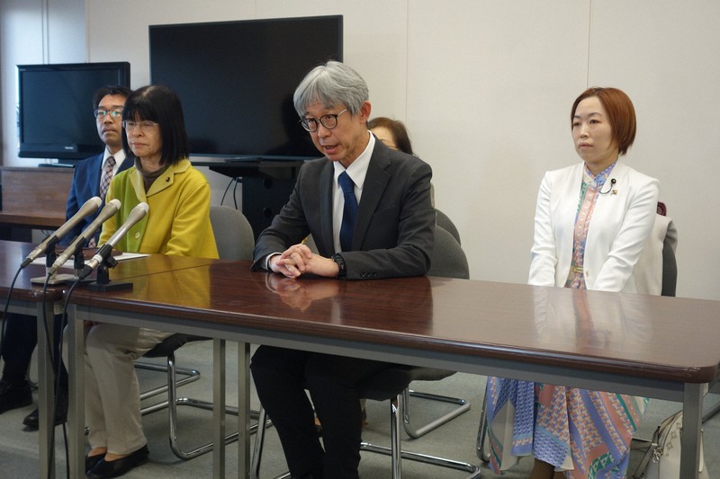 記者会見で愛知15区のれいわ候補への支援を発表した共産党愛知県委員会の石山淳一委員長（中央）＝愛知県豊橋市で2026年1月28日、永海俊撮影