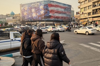 破壊された戦闘機を載せた米空母が描かれた、反米を訴える看板＝テヘランで2026年1月25日、AP