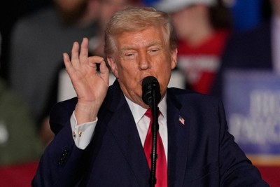 集会で演説するトランプ米大統領＝米中西部アイオワ州デモイン郊外で2026年1月27日、AP