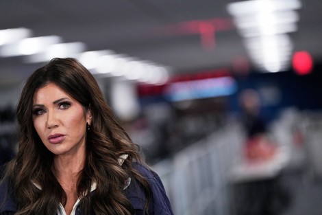 記者会見する米国土安全保障省のノーム長官＝米首都ワシントンで2026年1月24日、AP