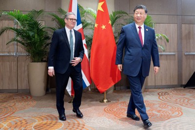 中国の習近平国家主席（右）と並んで歩く英国のスターマー首相＝リオデジャネイロで2024年11月18日、ロイター