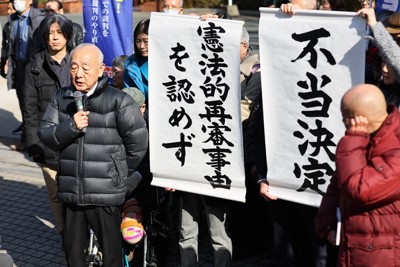 菊池事件の第4次再審請求審で熊本地裁の決定を受け、集会で思いを述べる徳田靖之弁護士（左）＝熊本市中央区で2026年1月28日午後2時11分、玉城達郎撮影