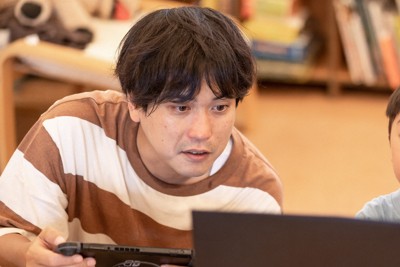 子どもとゲームをするBranch代表の中里祐次さん＝本人提供