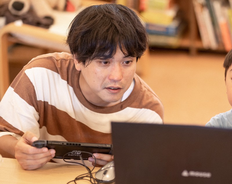 子どもとゲームをするBranch代表の中里祐次さん＝本人提供
