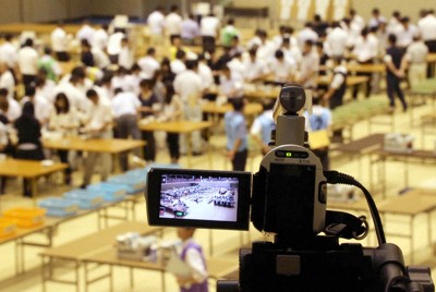 高松市選管の不正を受け、厳戒態勢の中で進められる開票作業。監視カメラも設置された＝高松市の市香川総合体育館で2014年8月31日午後9時34分、幾島健太郎撮影