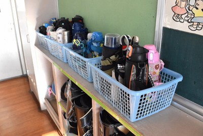 学校で水筒への異物混入、後絶たず　睡眠薬や消毒液　大人なら逮捕も