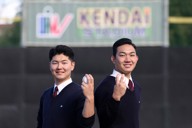 ポーズをとる健大高崎の佐藤龍月投手（左）と石垣元気投手＝群馬県高崎市で幾島健太郎撮影