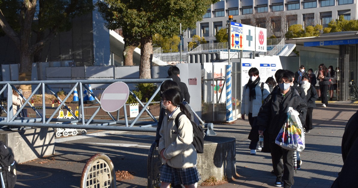 インフルエンザ対策としてマスクを着用して試験会場に向かう受験生たち＝名古屋市千種区で2025年1月18日午前8時40分、真貝恒平撮影