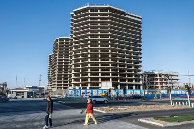 資金繰り難に陥っている中国不動産大手「万科」の建設現場（北京で2025年12月、Bloomberg）