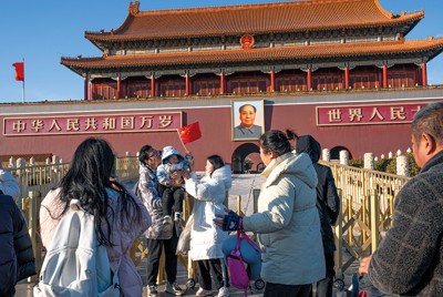世界2位の経済大国となった中国だが、さまざまな課題にも直面する……（北京市の天安門広場、Bloomberg）
