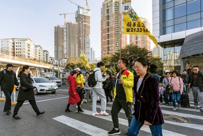 不動産不況も影響し、個人消費は停滞する……（深圳市で2026年1月）(Bloomberg)
