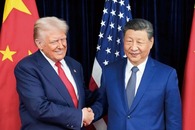 首脳会談前に握手を交わすトランプ米大統領と中国の習近平国家主席（韓国・釜山で2025年10月、ゲッティ＝共同）