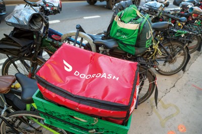 自転車の後部に積まれた「ドアダッシュ」の配達員用のバッグ（ニューヨーク）(Bloomberg)