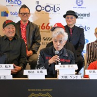 「ROOTS66」のイベントを前に、記者会見に臨む大槻ケンヂさん（手前中央）、小泉今日子さん（右）など、1966年生まれの参加アーティストら＝東京都千代田区のパレスサイドビルで2026年1月21日午後1時18分、手塚耕一郎撮影